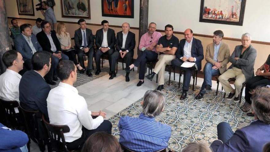 Pedro Antonio Sánchez se reunió con trabajadores autónomos para presentarles su programa.