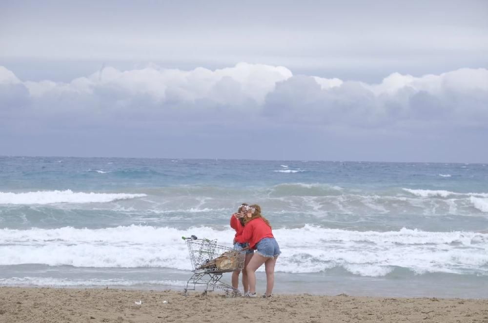 Miles de jóvenes celebran el botellón en la playa de San Juan