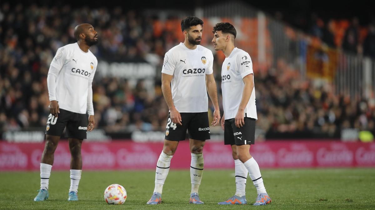 Foulquier, Cömert y Almeida, en la derrota del Valencia frente al Athletic