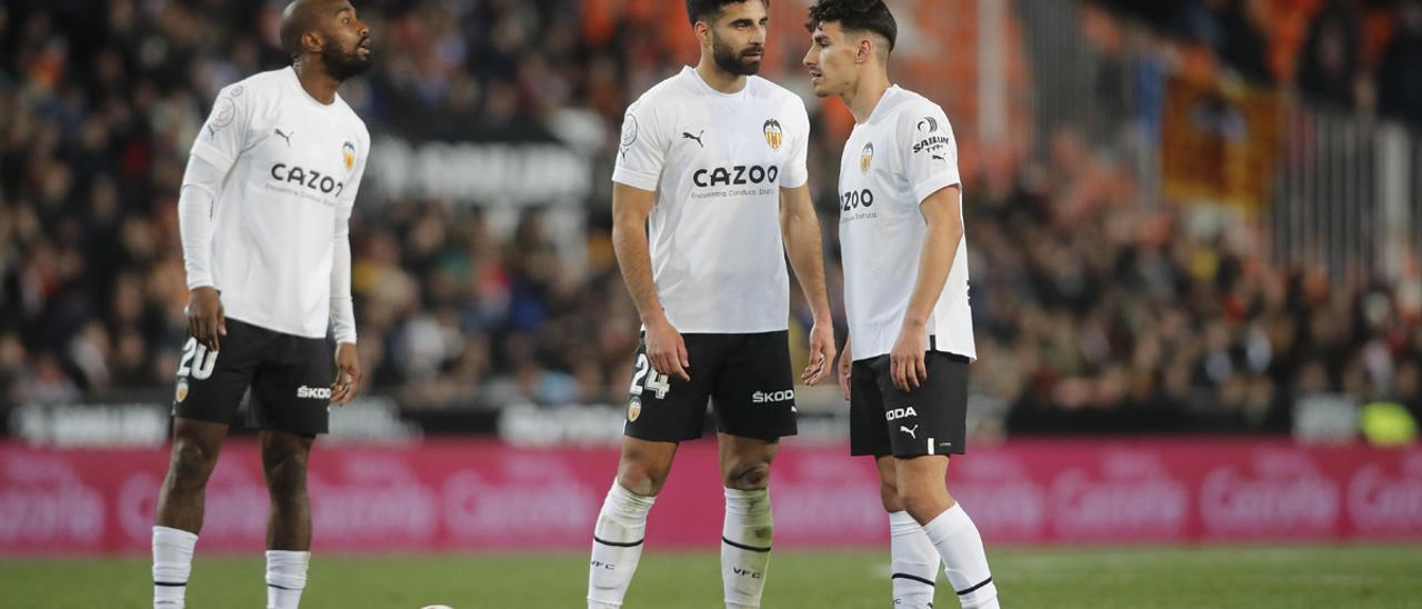 Foulquier, Cömert y Almeida, en la derrota del Valencia frente al Athletic