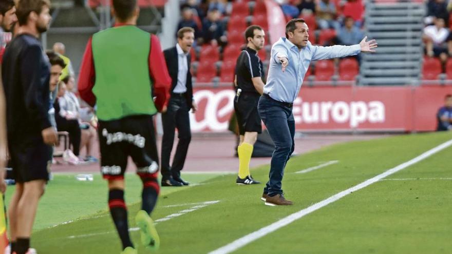 Sergi Barjuan estuvo muy activo en la banda todo el partido.