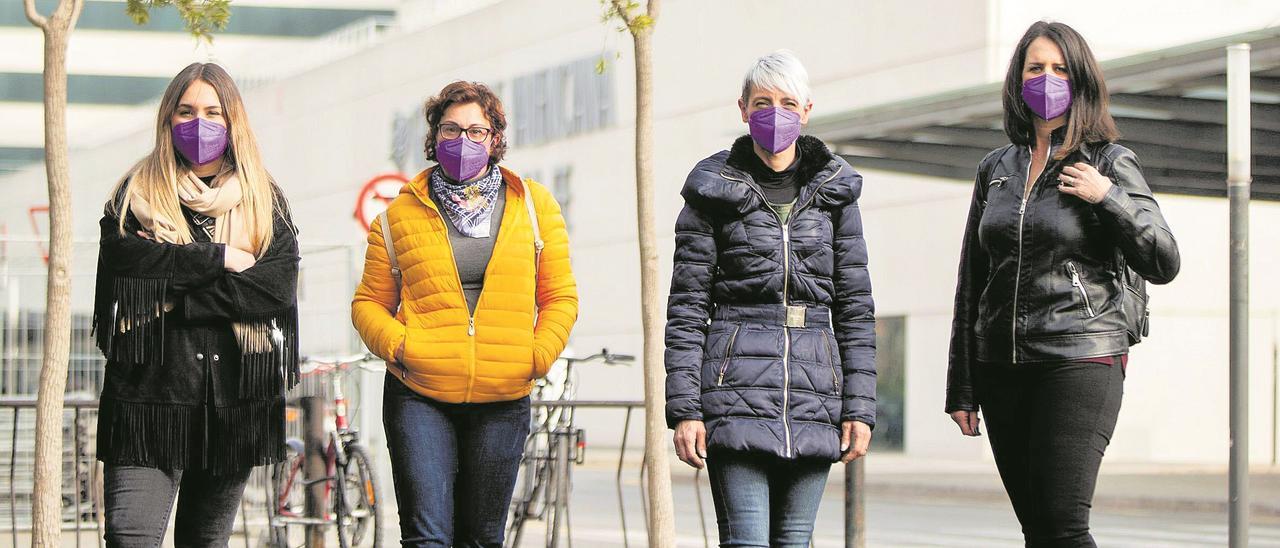 Arantxa, Juani, Isabel y Lorena, fotografiadas esta semana ante el Hospital La Fe de València