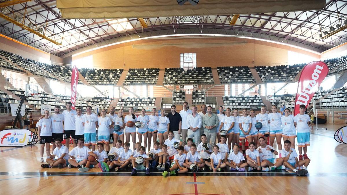 Imagen de algunos de los partcipantes del campus junto con su fundador, José Manuel Calderón y algunas instituciones en la Granadilla, esta mañana