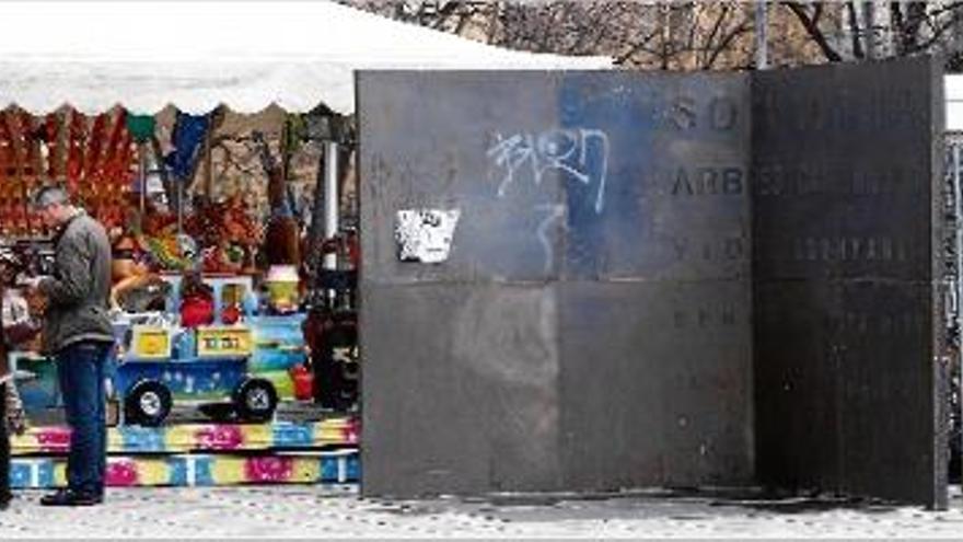 Una instal·lació a la plaça Savador Espriu de Girona fa memòria del poeta.