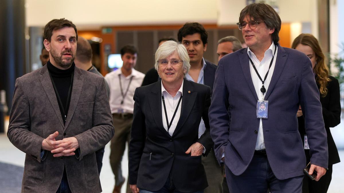 Clara Ponsatí en el Parlamento Europeo junto a Carles Puigdemont