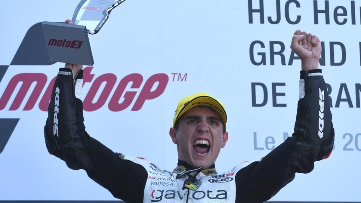 El catalán Albert Arenas (KTM) celebra su primera victoria mundialista en Le Mans.