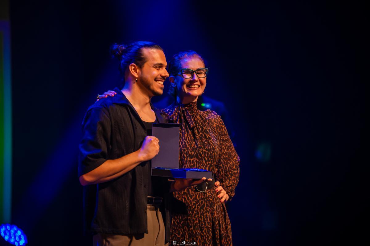 Chicharrón Circo Teatro recoge el premio por su espectáculo 'Empaque'.