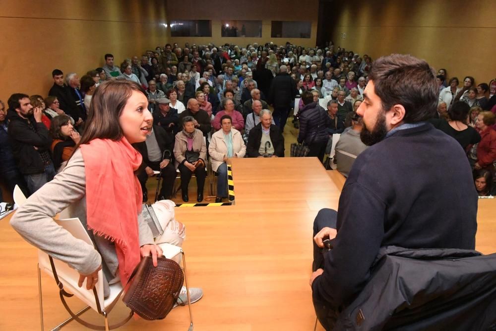 Asamblea de vecinos en el centro cívico de Eirís con Silvia Cameán y Xiao Varela