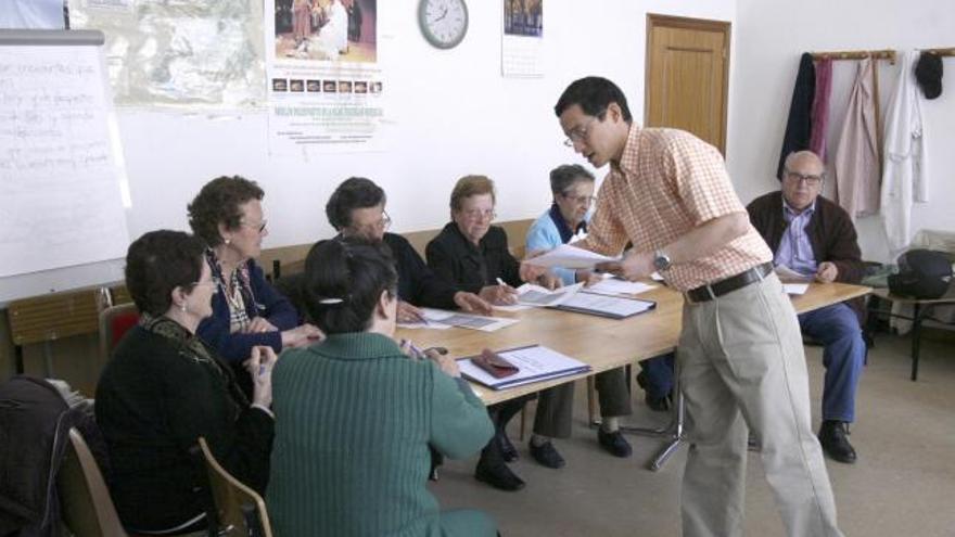 Angel Heras, sentado a la derecha, en uno de los cursos de entrenamiento de la memoria junto a otras alumnas.