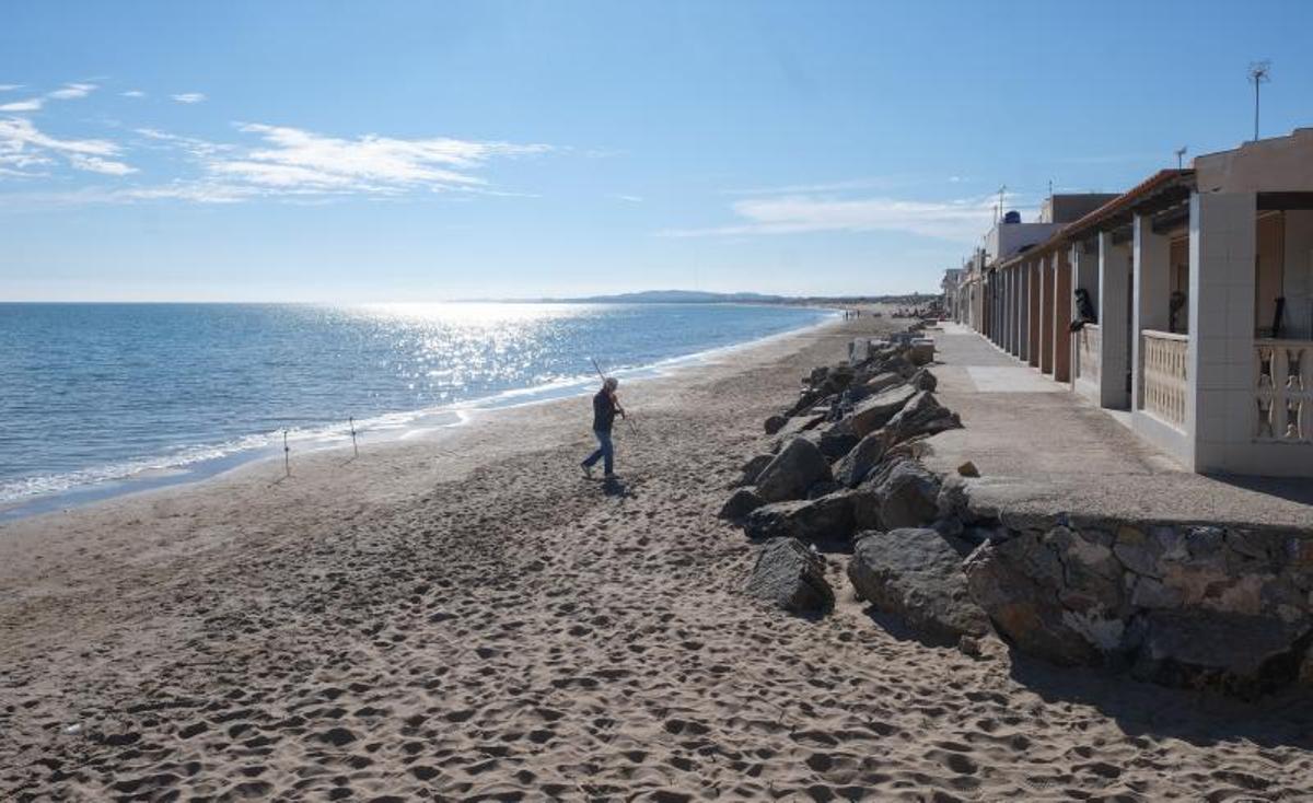 A la izquierda estado actual de la línea de viviendas en primera línea marítima y a la derecha el mar alcanza los muros de las casas. | ÁXEL ÁLVAREZ