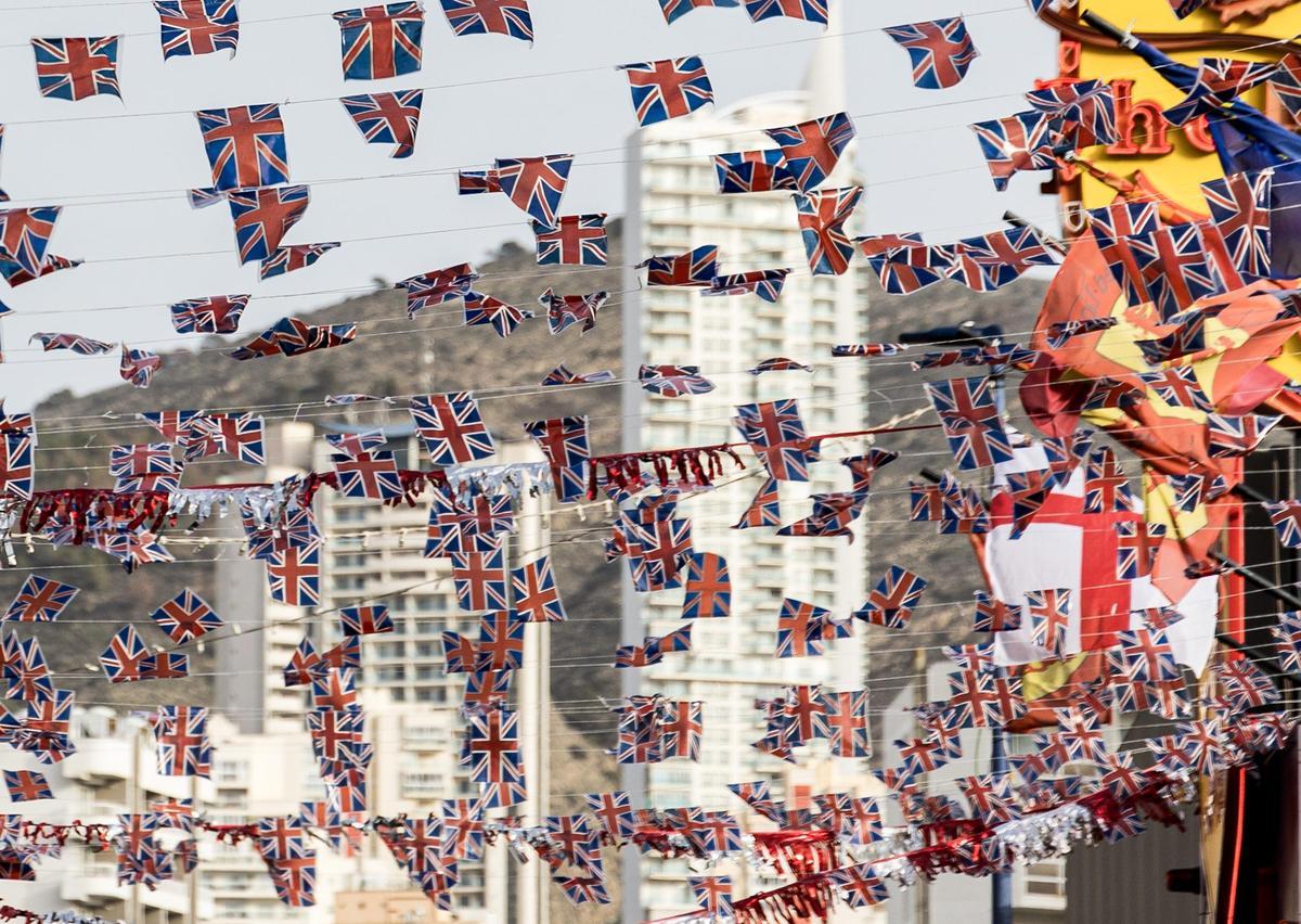 Decoración con banderas británicas en Benidorm.