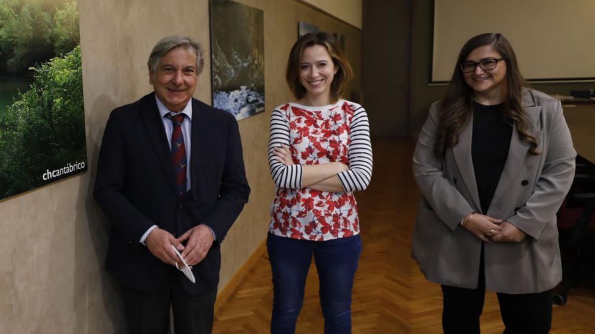 Gonzalo Gutiérrez de la Roza, Lucía Claros y Ana Arenas, en dependencias de la Confederación. | Luisma Murias