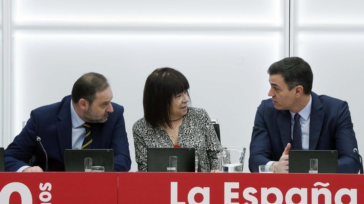 El presidente del Gobierno, Pedro Sánchez, conversa con José Luis Ábalos, durante la celebración de una ejecutiva en 2020, en presencia de la presidenta del PSOE, Cristina Narbona.