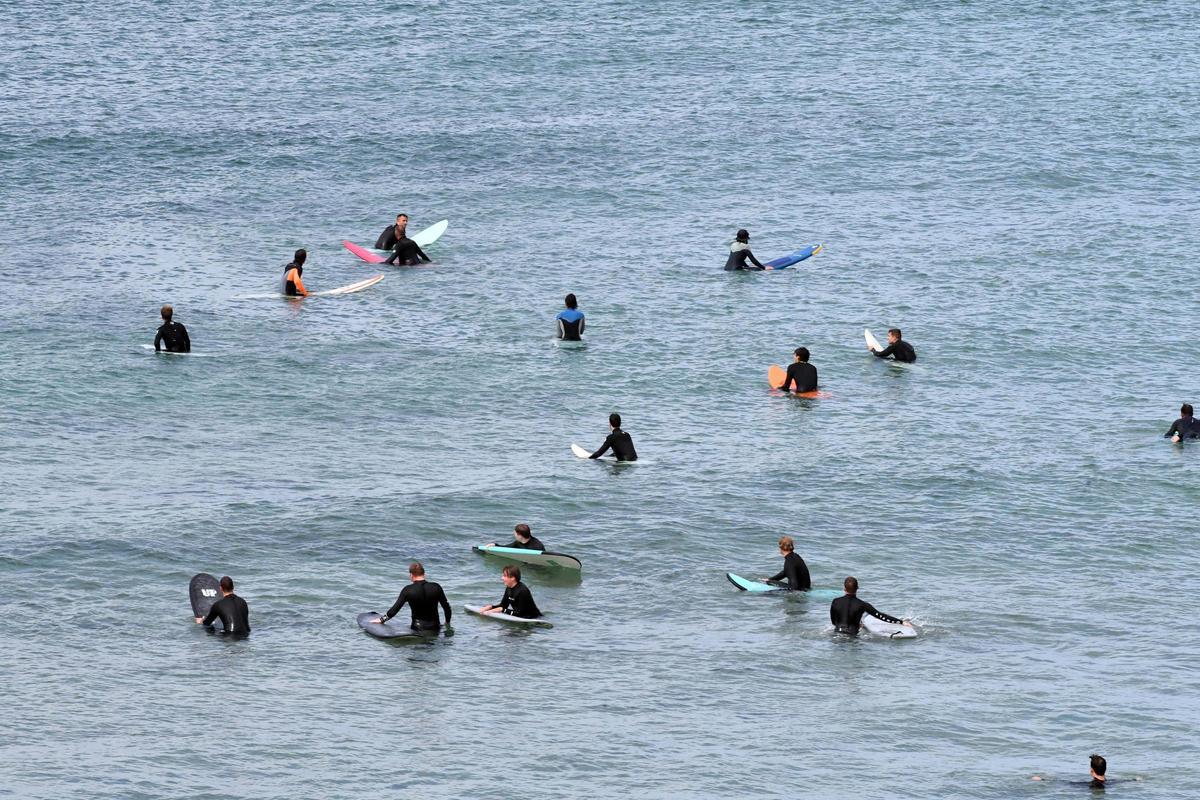 El oleaje en el Orzán anima a los surfistas de A Coruña a subirse a las tablas El oleaje en el Orzán anima a los surfistas de A Coruña a subirse a las tablas