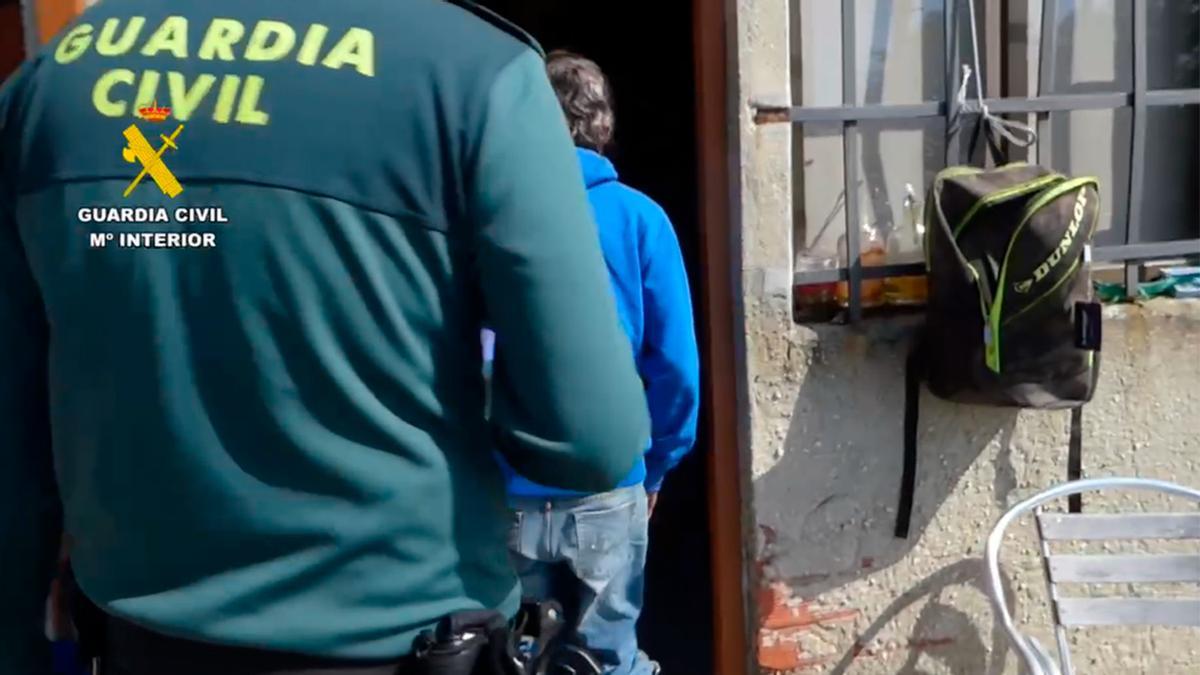 La Guardia Civil de Asturias desmantela un importante punto de venta de droga en el occidente asturiano