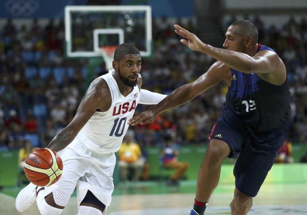 Kyrie Irving finta ante el francés Boris Diaw.