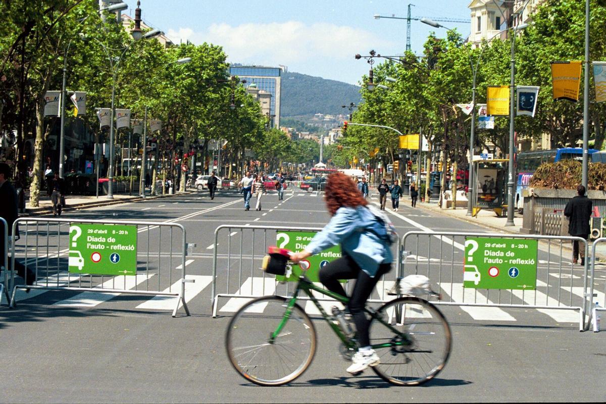 El dia sin coches de 1999, con el paseo de Gràcia cortado y un cartel que invitaba a reflexionar