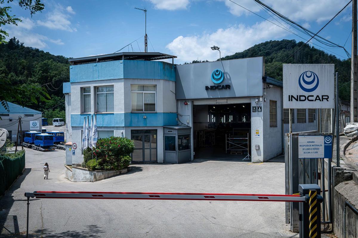 La fabricación de autobuses, autocares y microbuses en Arbúcies, en La Selva, se basa en un intrincado proceso artesanal, donde la precisión de soldadores y planchistas da forma a vehículos personalizados.