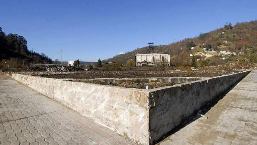 La parcela del Cempa tras el derribo, con el Museo de la Minería al fondo.