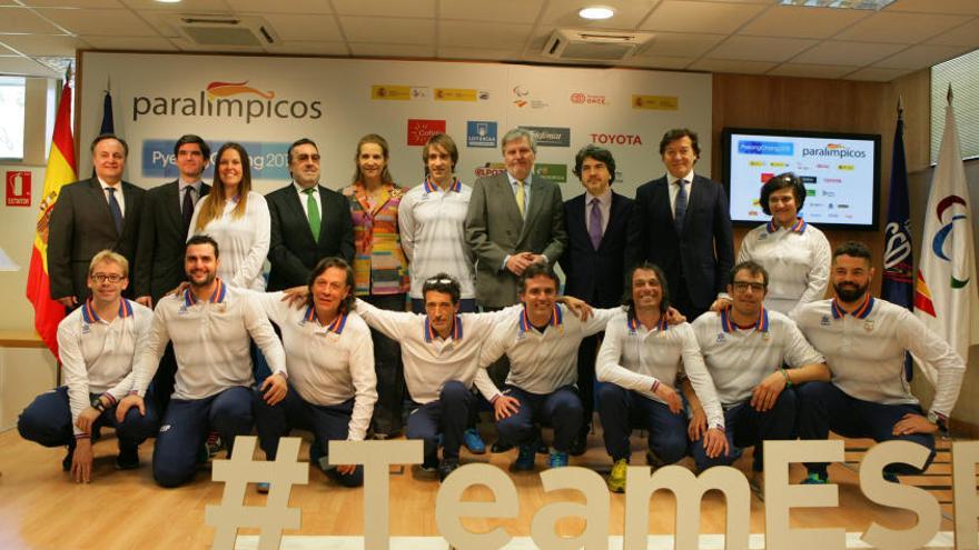 La Infanta Elena presidió el acto oficial de despedida del equipo.