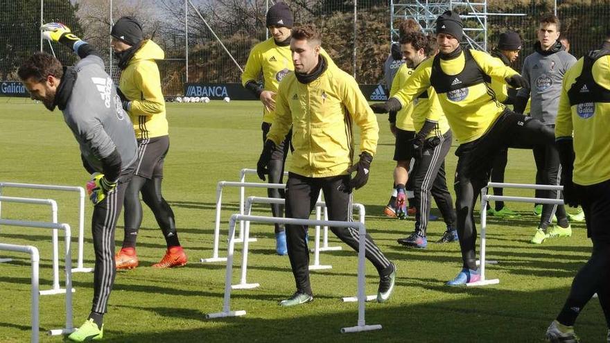 Una imagen del entrenamiento matinal celebrado ayer a puerta cerrada por la plantilla celeste en las instalaciones deportivas de A Madroa. // Alba Villar