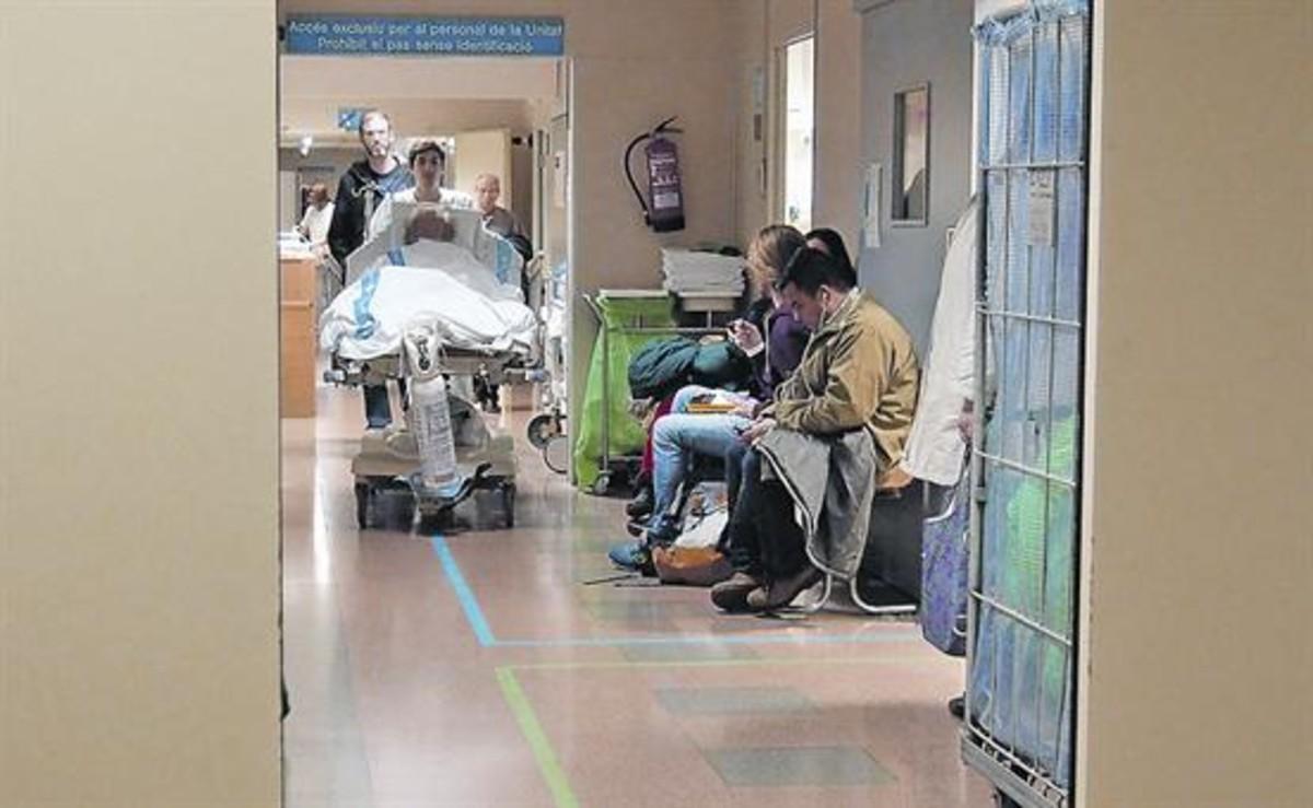 Varios pacientes en el servicio de urgencias del Hospital Vall d’Hebron.