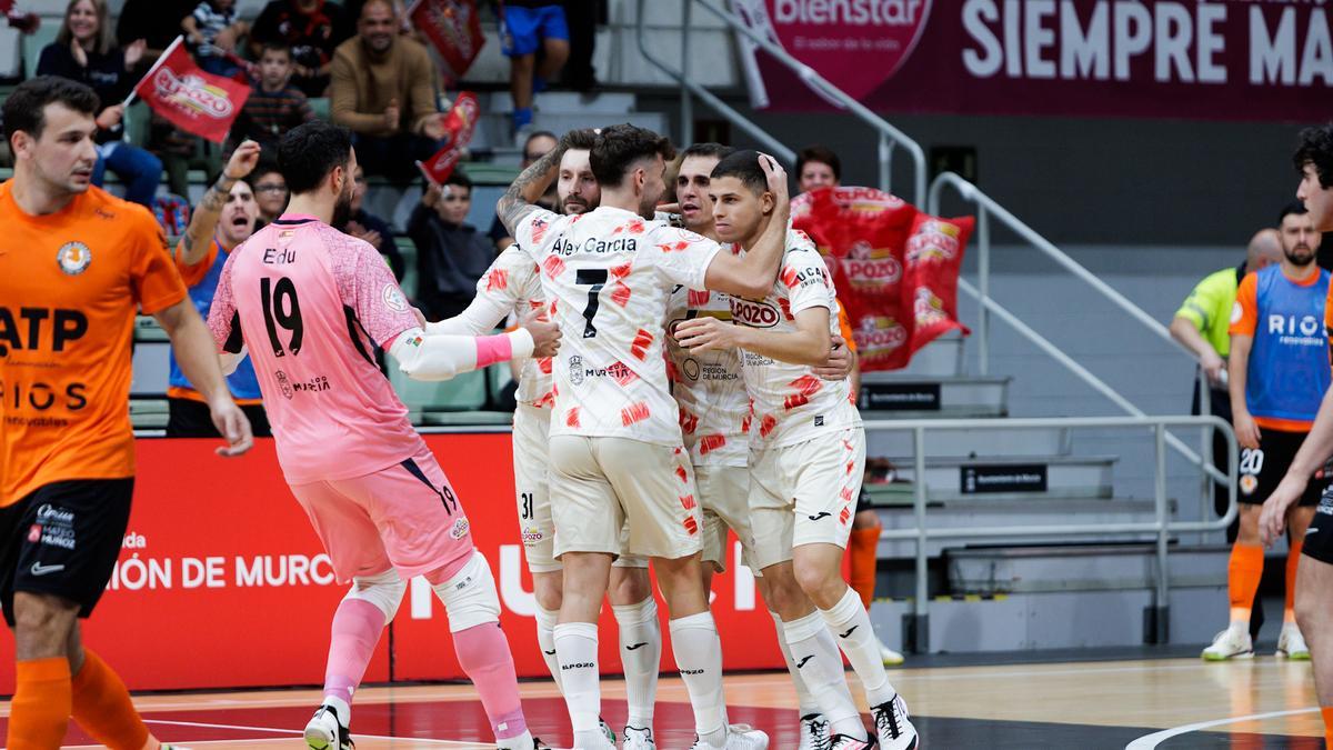 ElPozo celebra uno de los goles ante Ribera Navarra