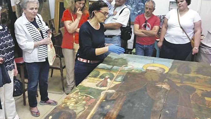 Una imagen de la visita que los donantes realizaron el pasado verano al taller de restauración del retablo.