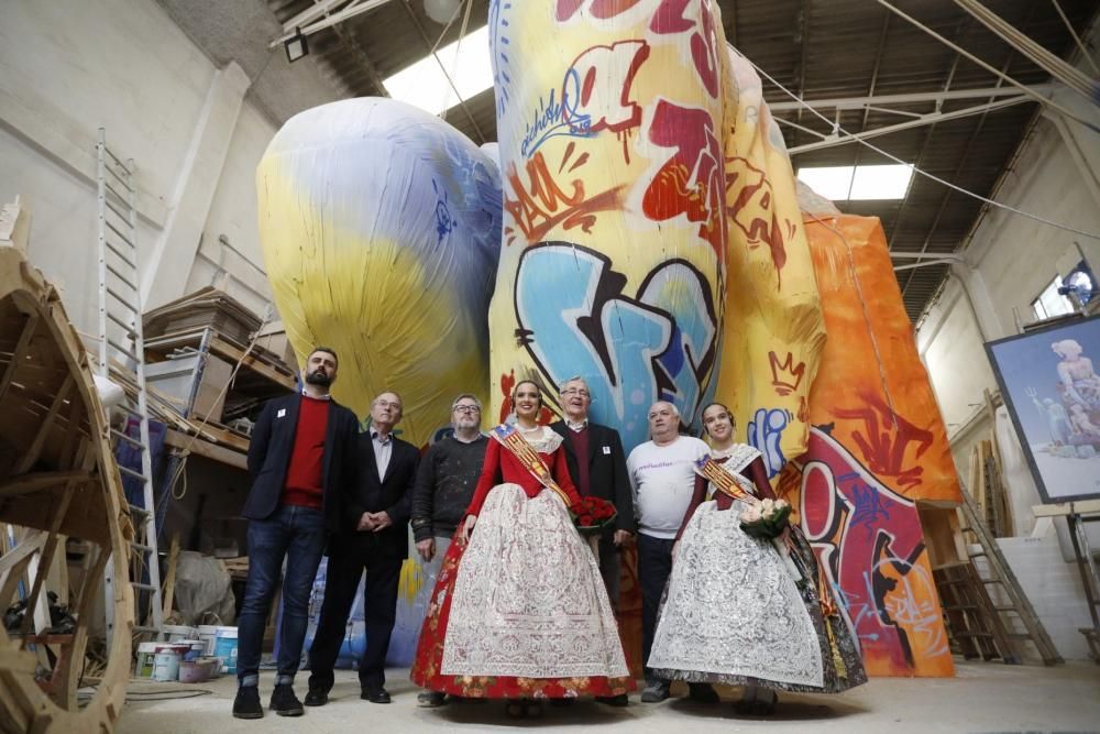 Las falleras mayores visitan los talleres de Ciudad Fallera