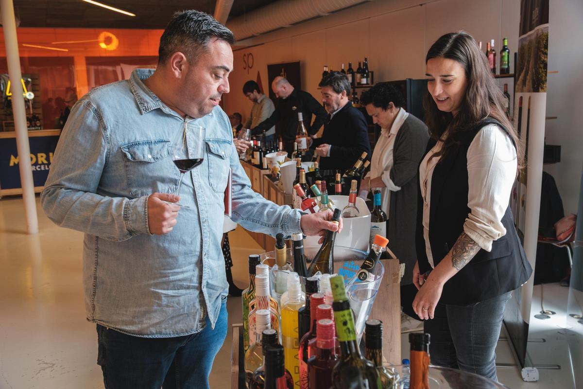 Uno de los asistentes degusta una copa de vino.