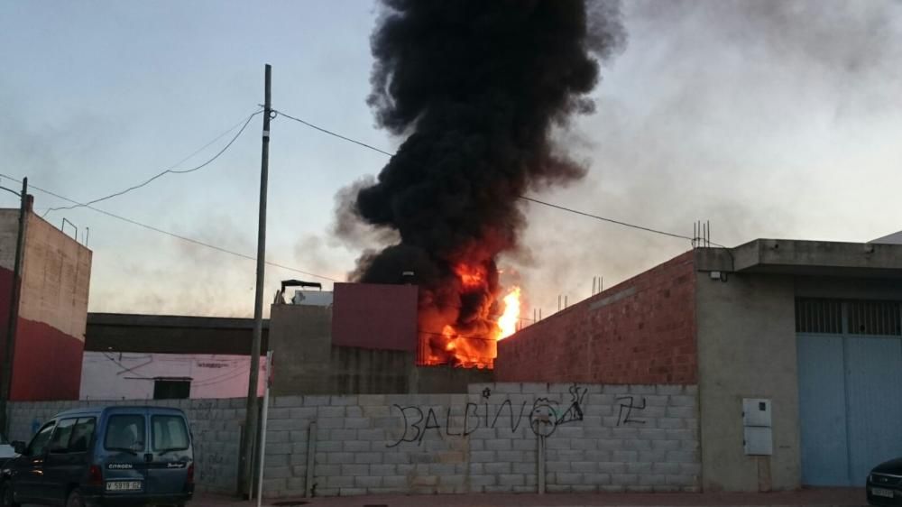 Un voraz incendio consume el interior de la cooperativa de Alginet