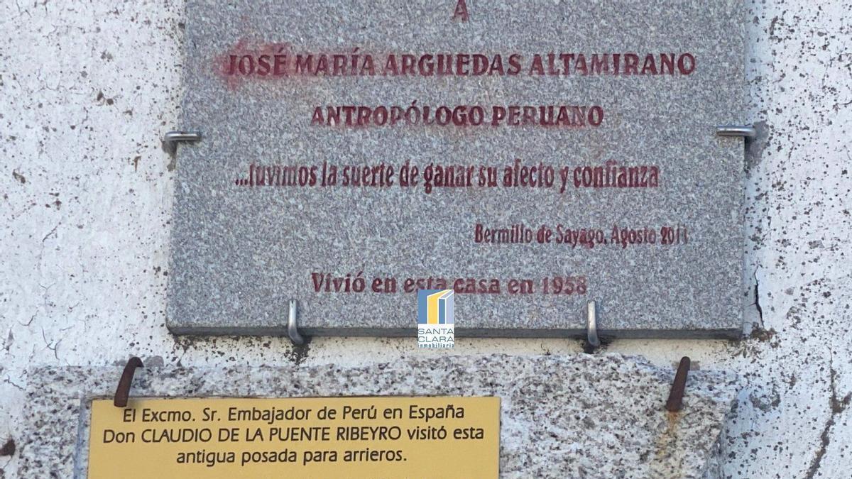 Fachada de la vivienda a la venta.
