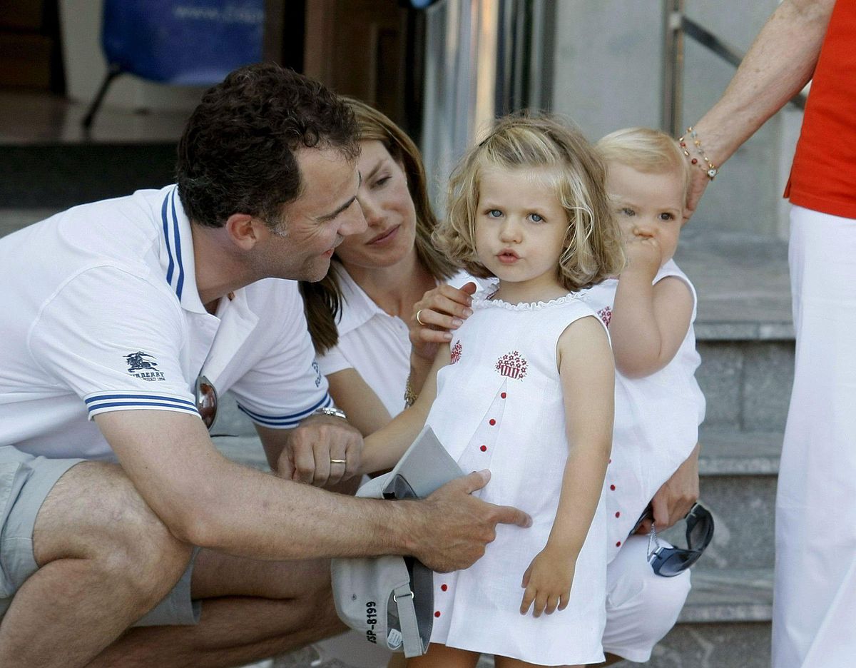 Don Felipe y doña Letizia, junto a sus hijas, en el Club Náutico de Palma, en 2008.