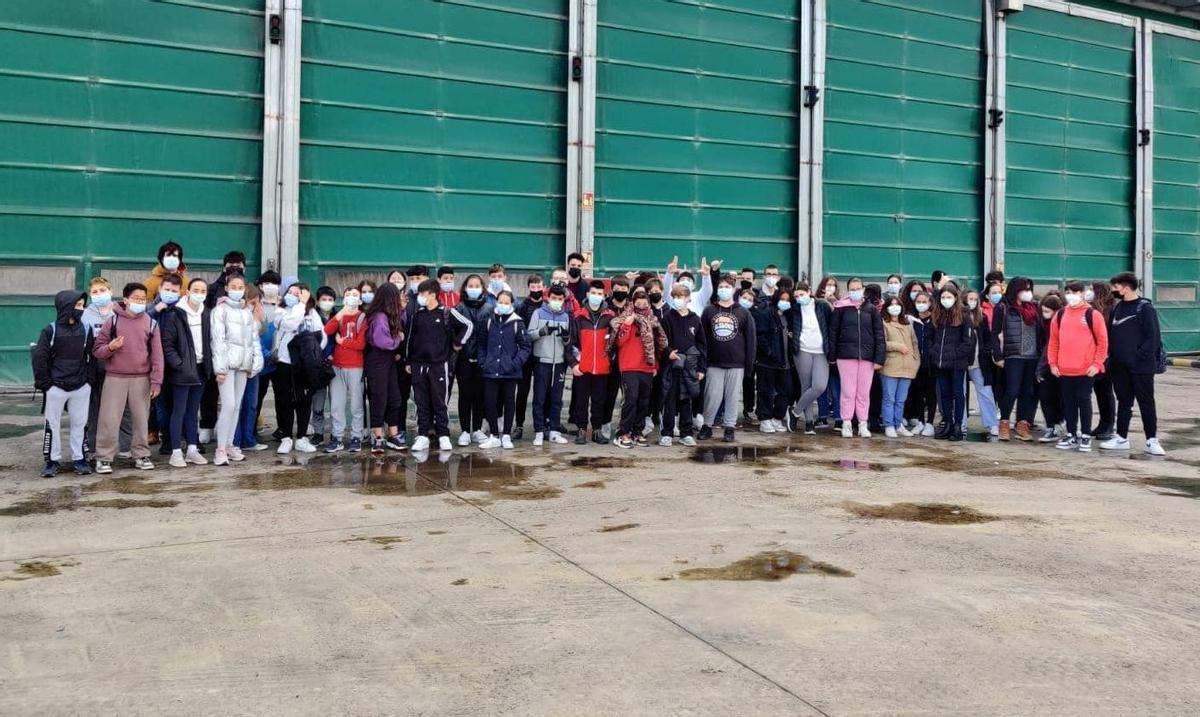 En una de las actividades programadas, el alumnado de primero y cuarto de la ESO del IESAlfred Ayza visitó la planta de reciclaje.