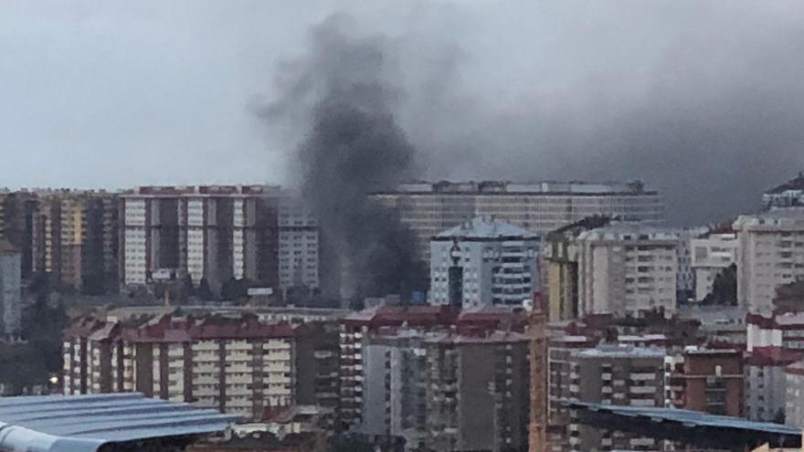 Humareda por un incendio en Navia.