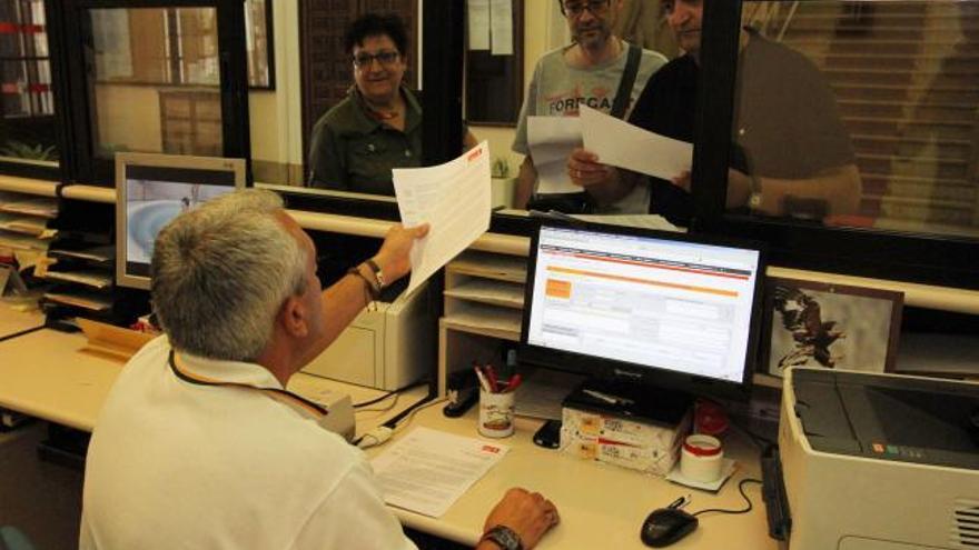 El secretario provincial del PSOE, Félix Rodríguez, junto a otros compañeros, registra la carta en el Ayuntamiento.