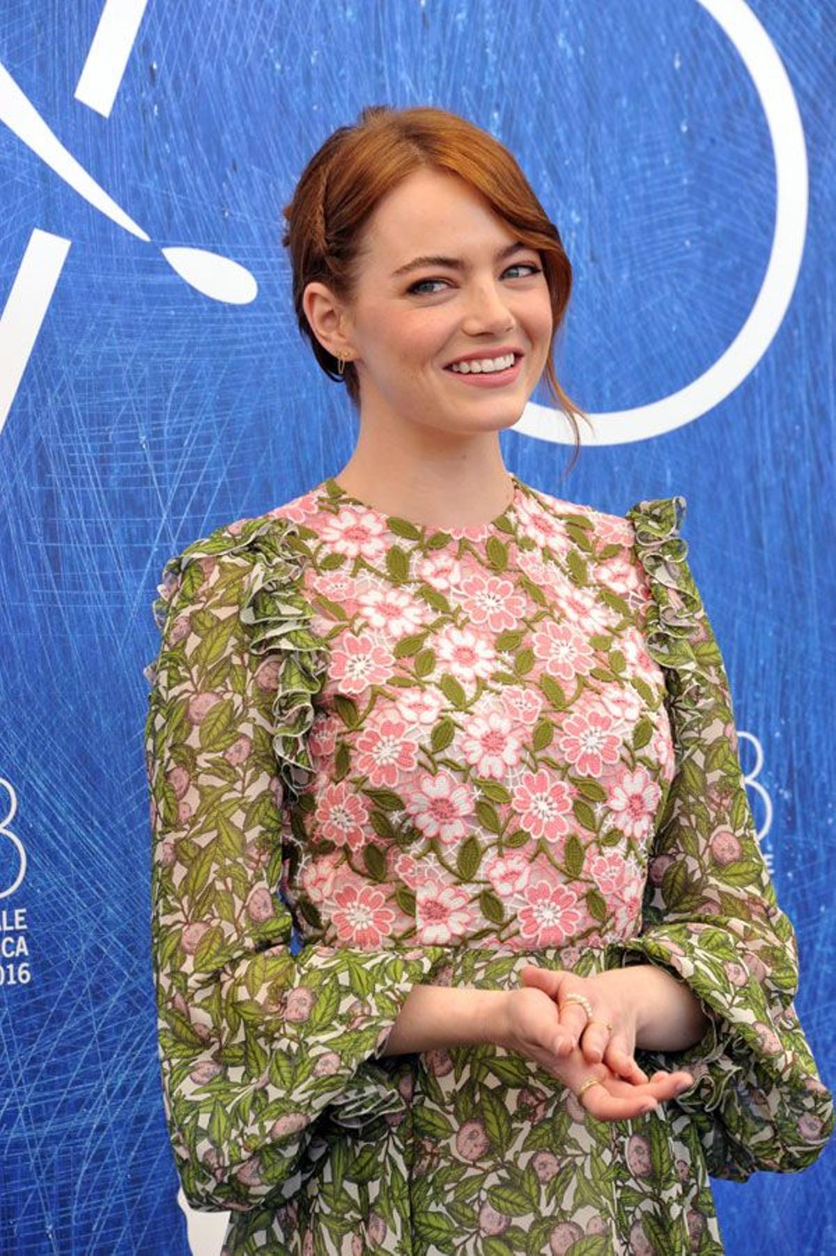Emma Stone se apunta al 'floral print' en el Festival de Venecia