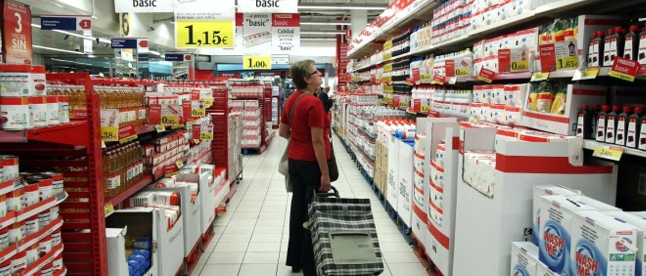 Una consumidora observa los precios en un supermercado.