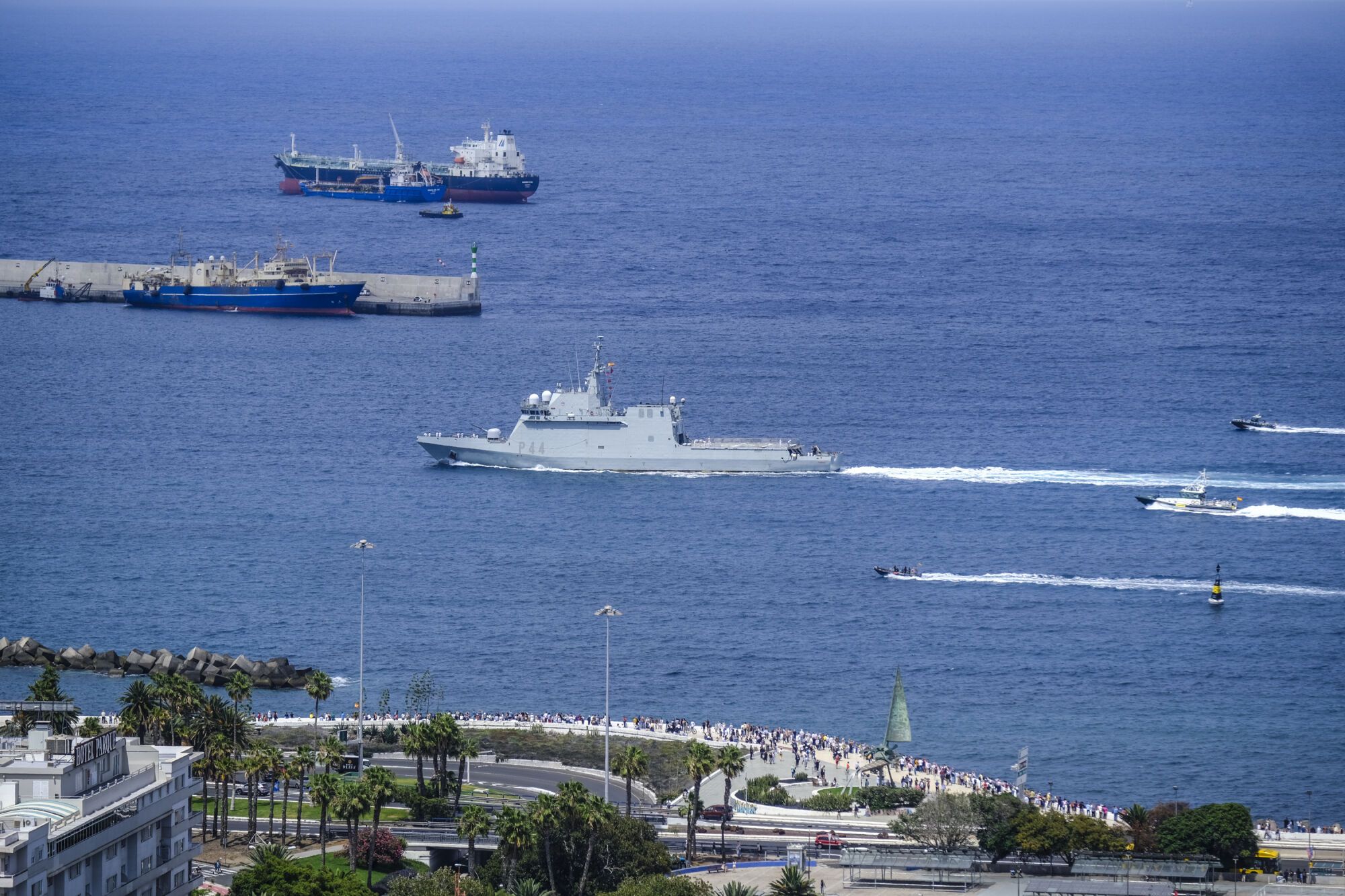 Los actos por el Día de las Fuerzas Armadas en Las Palmas de Gran Canaria, en imágenes