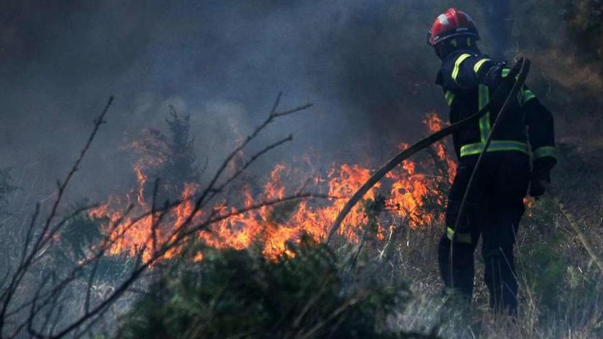 La lucha contra el fuego en el Monte Xiabre se prolongó durante toda la madrugada de ayer. // Noé Parga