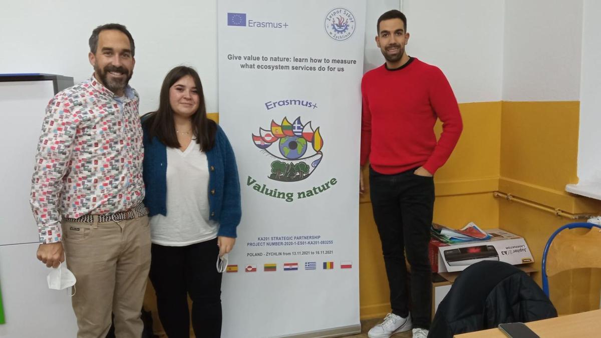 Chema Mezquita (izquierda), junto con sus compañeros del IES Aliste, Paula Vara y David Alonso, durante su estancia en Polonia.