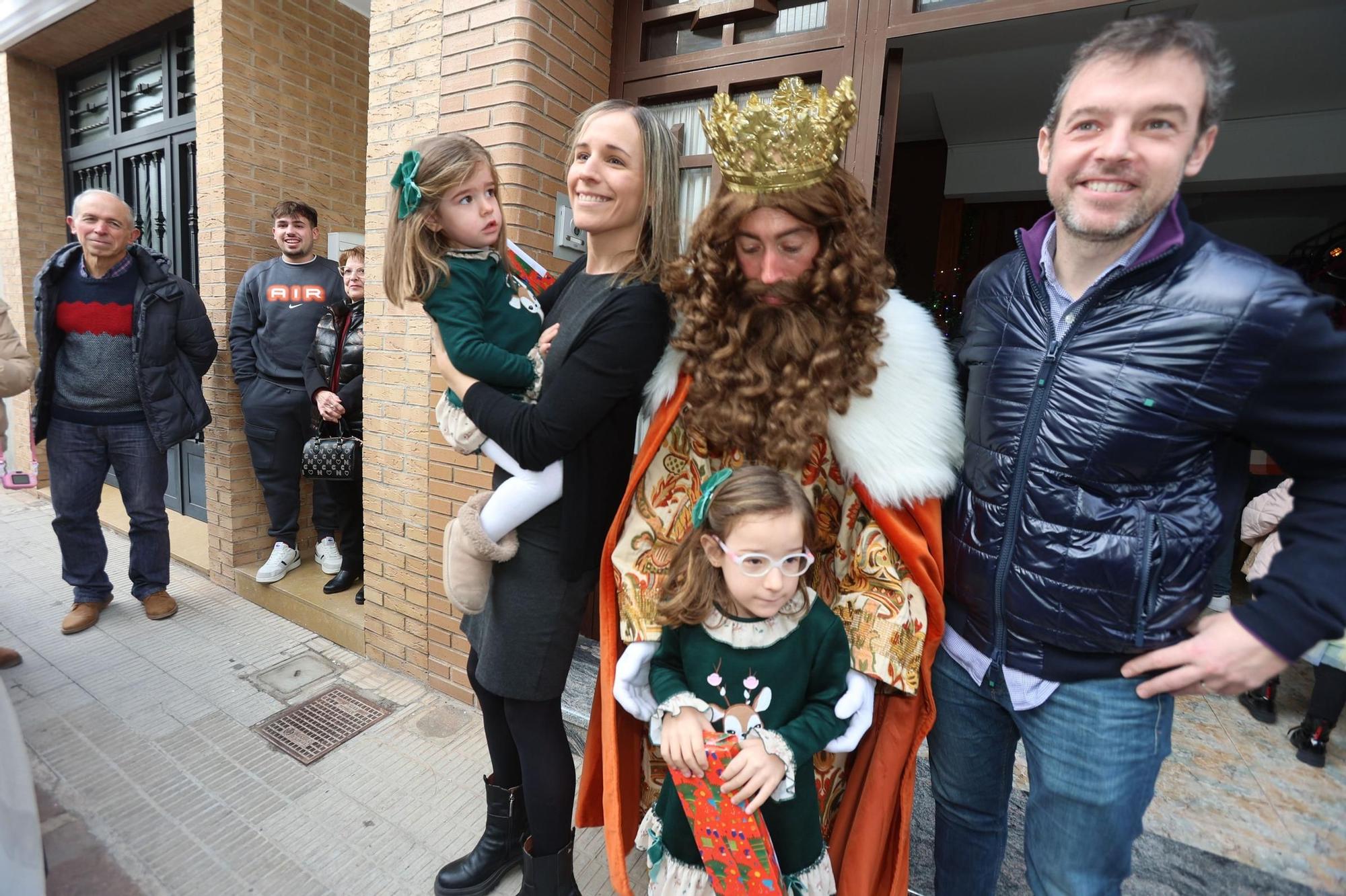 Los Reyes Magos entregan los regalos casa por casa en Vila-real