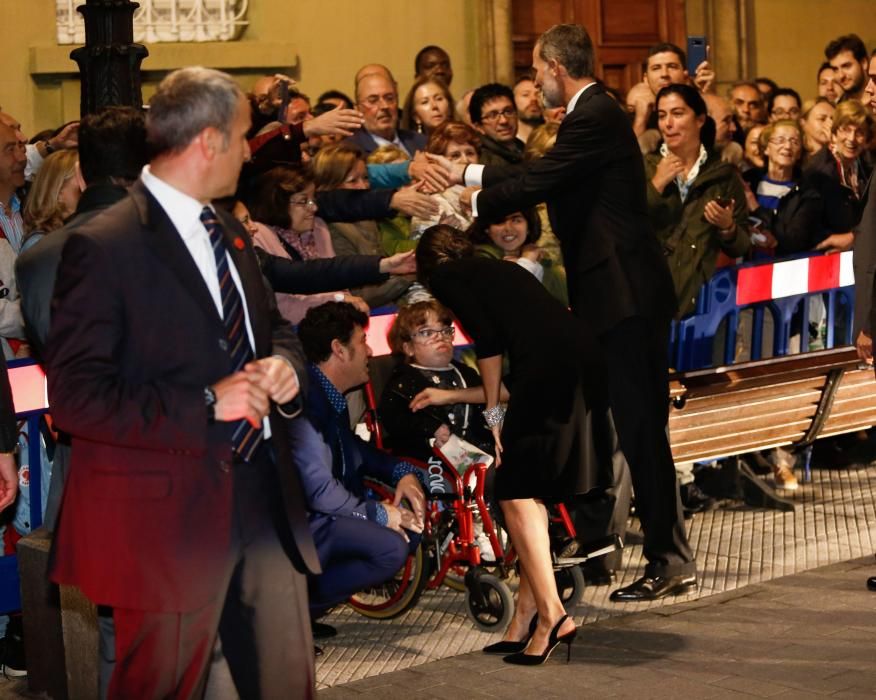 Salida de los Reyes, saludando a la gente, del concierto de los Premios Princesa