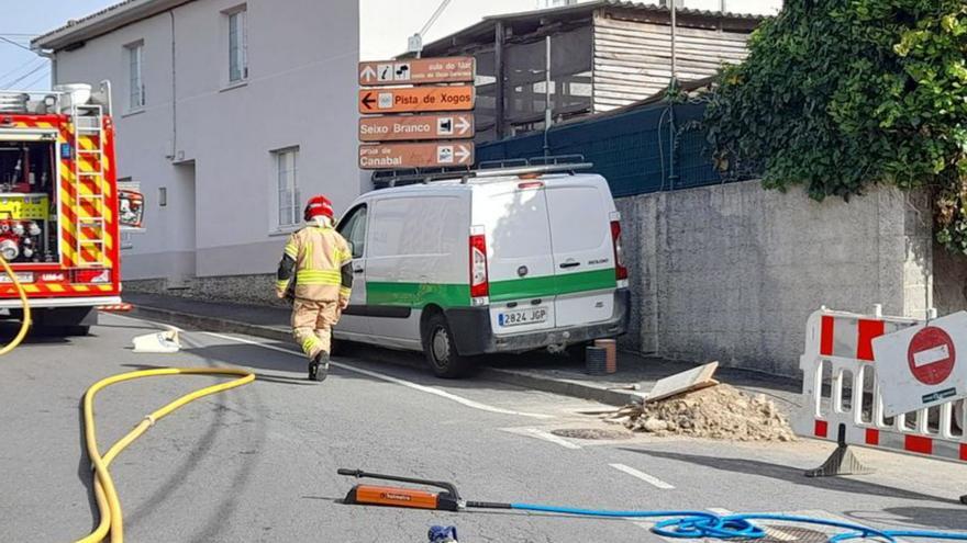 Fuga de gas al ejecutar una obra en una calle en Mera