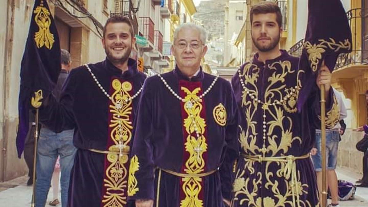 Fulgencio Martínez Pelegrín (c) en los instantes previos a la procesión de Jueves Santo.
