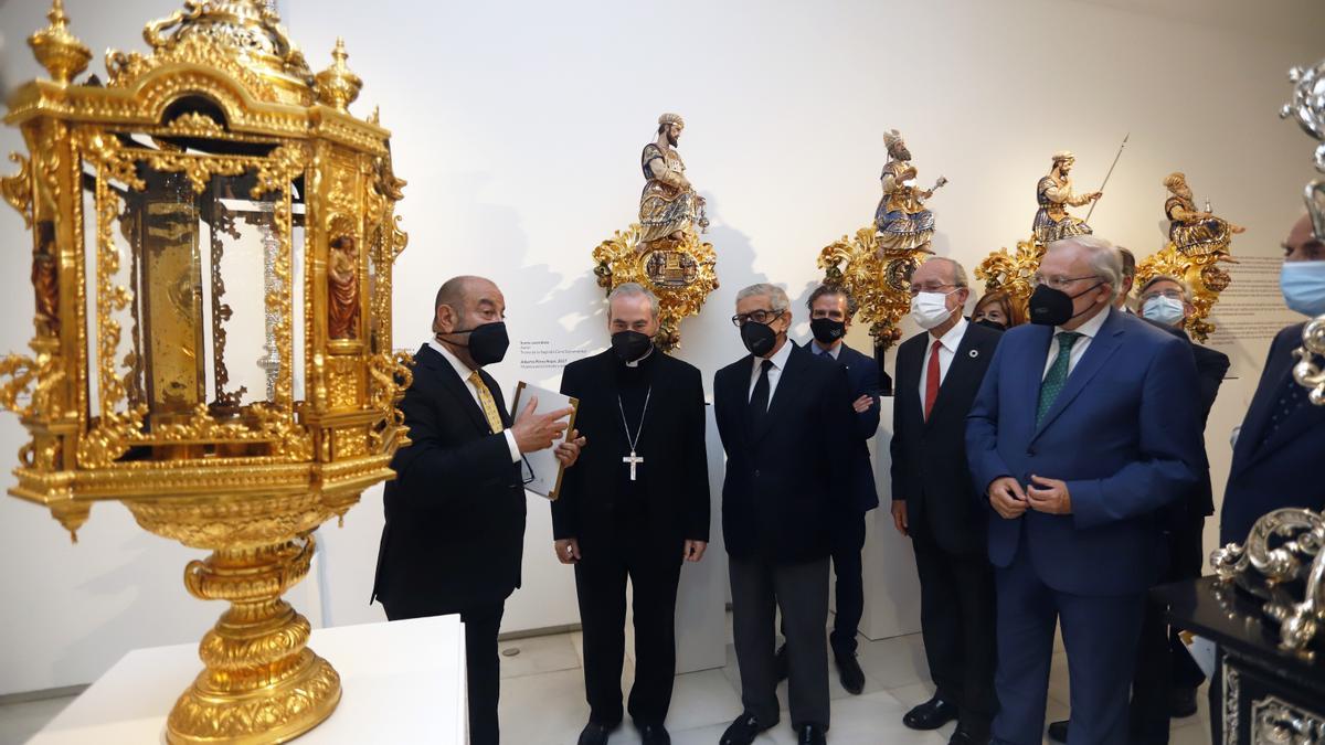 Francisco de la Torre, Manuel Azuaga, Braulio Medel y Francisco González de Lara, entre otros, visitan la exposición del Palacio Episcopal