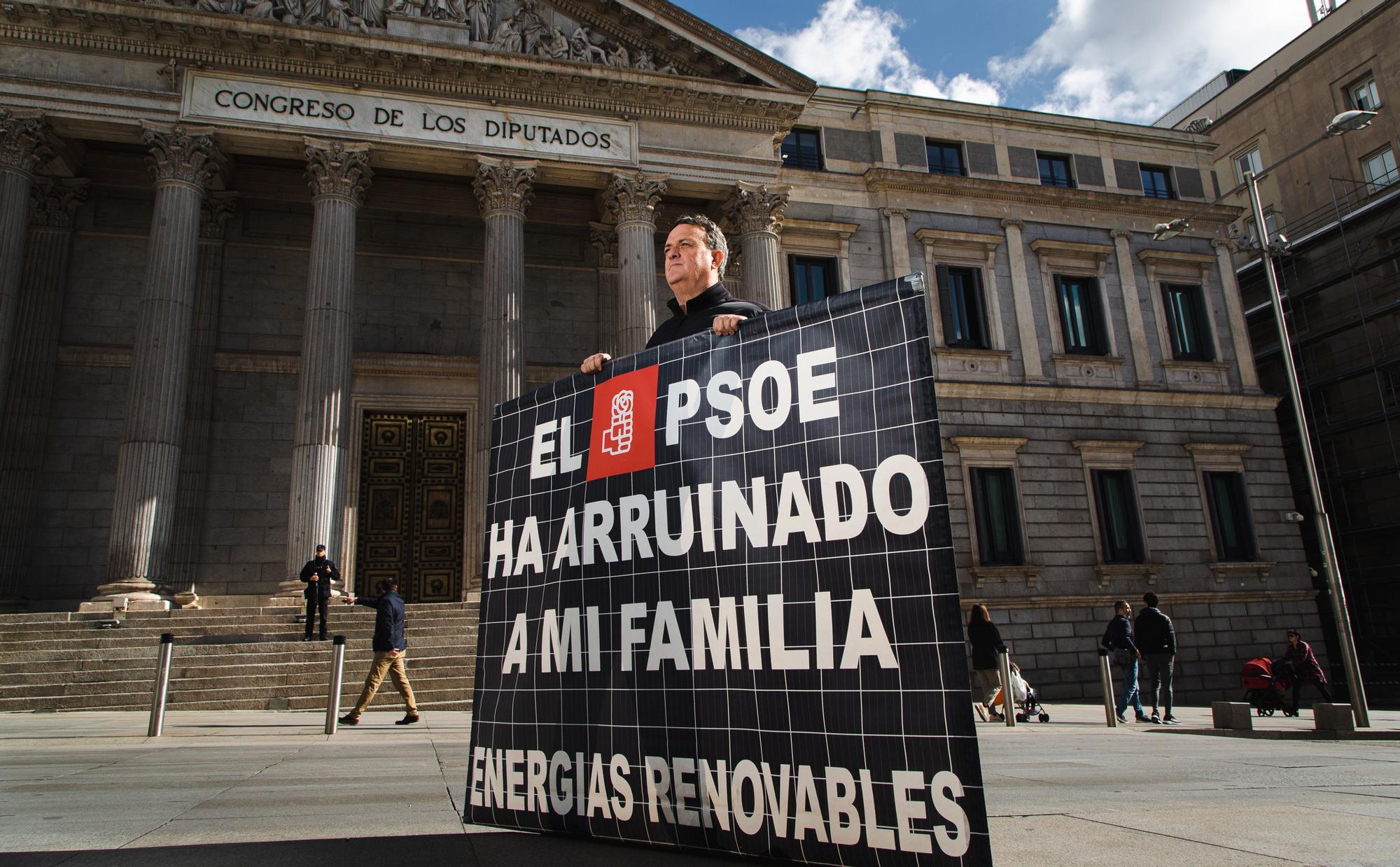 El actor César Vea se manifiesta frente al Congreso de los Diputados.