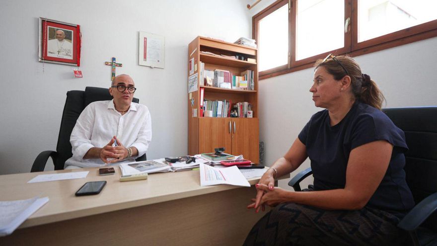 El coordinador de Cáritas Gustavo Gómez y la trabajadora social Ana Belén Torres Álvarez. | TONI ESCOBAR