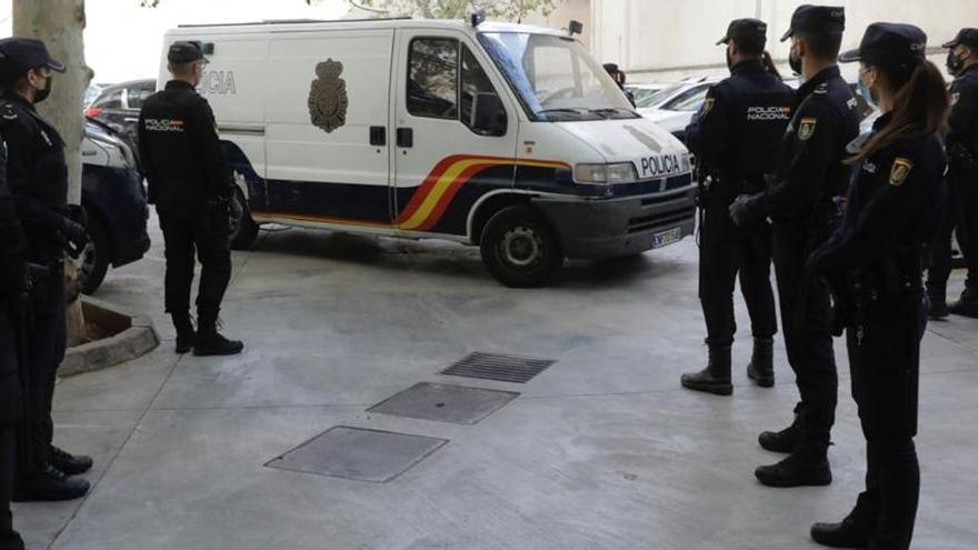Ein Polizeiwagen vor einem Gerichtsgebäude auf Mallorca.