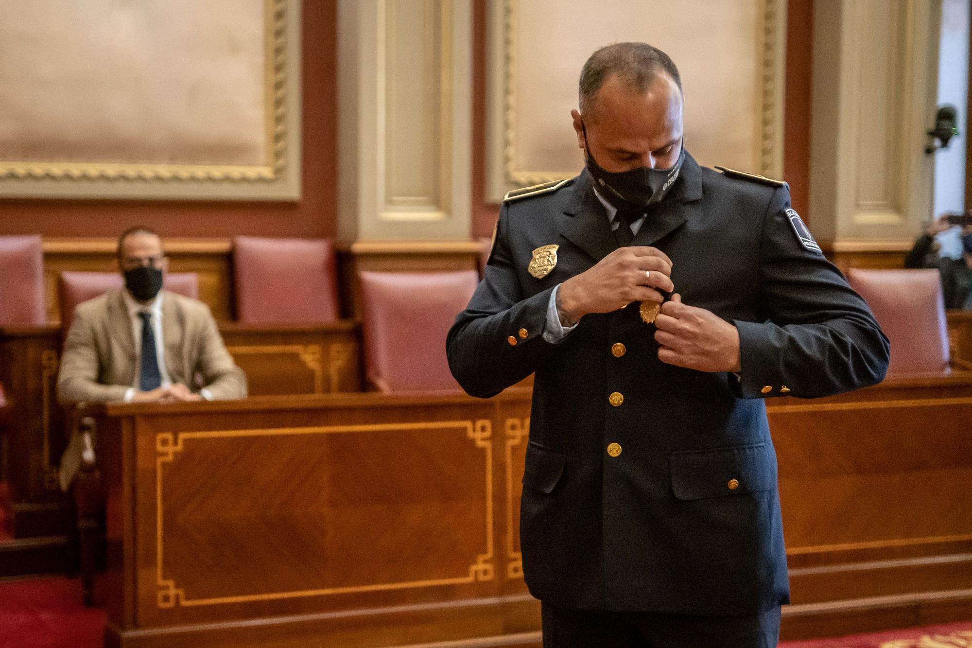 Entrega medallas a la Policía Local Santa Cruz